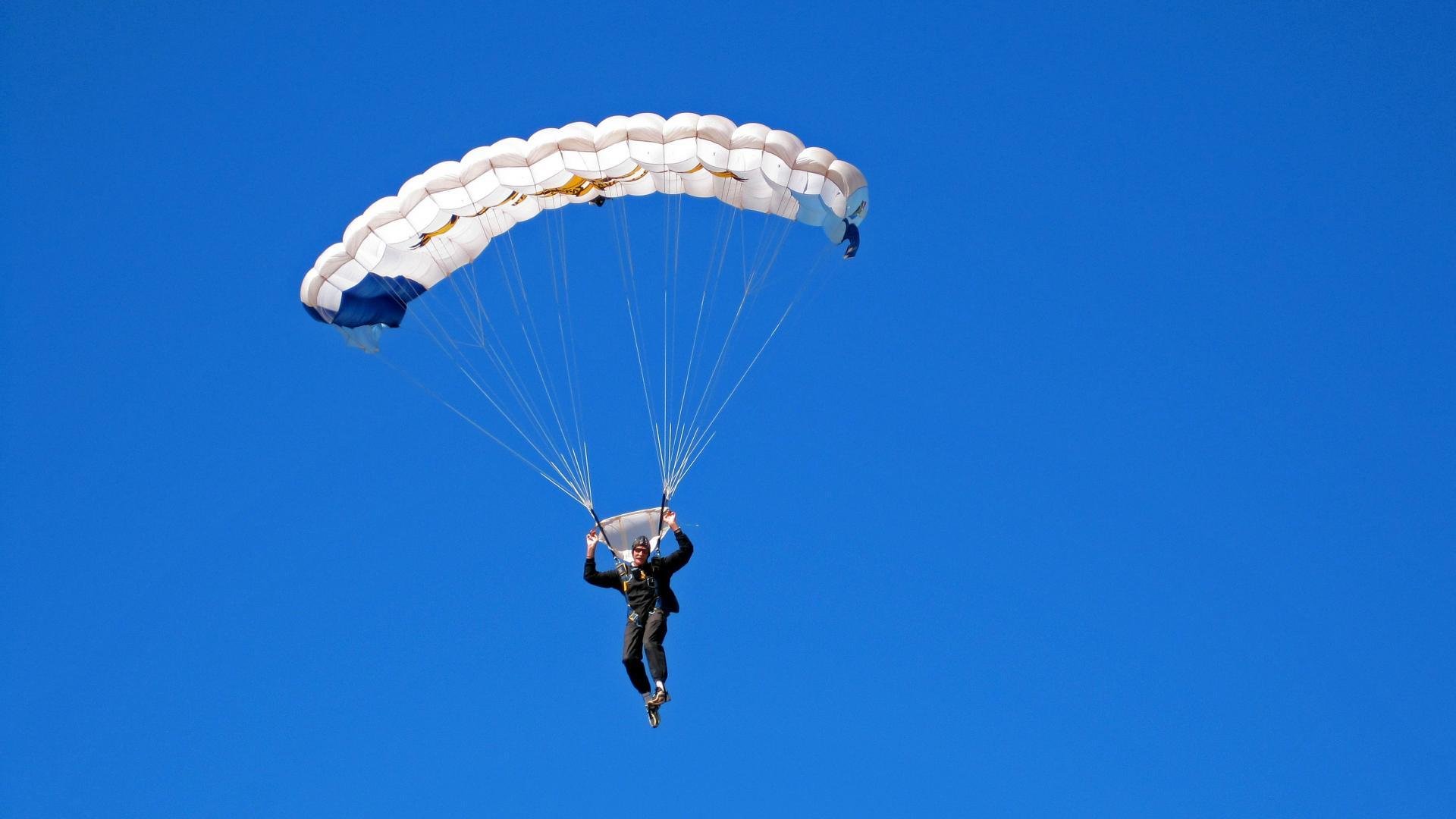 开云体育下载-深圳队硬仗取胜马刺，利拉德在F1新赛季揭幕战接管比赛，竞技场上的跨界胜利哲学